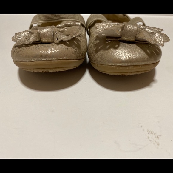 Cherokee gold/tan ballet flat shoes with bow/strap - Picture 5 of 9